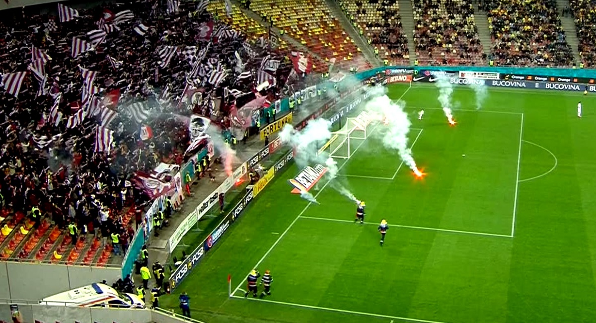FCSB – Rapid | Atmosferă incendiară pe Arena Națională! Derby-ul a fost întrerupt minute bune. Fanii roș-albaștrilor au protestat față de Gigi Becali