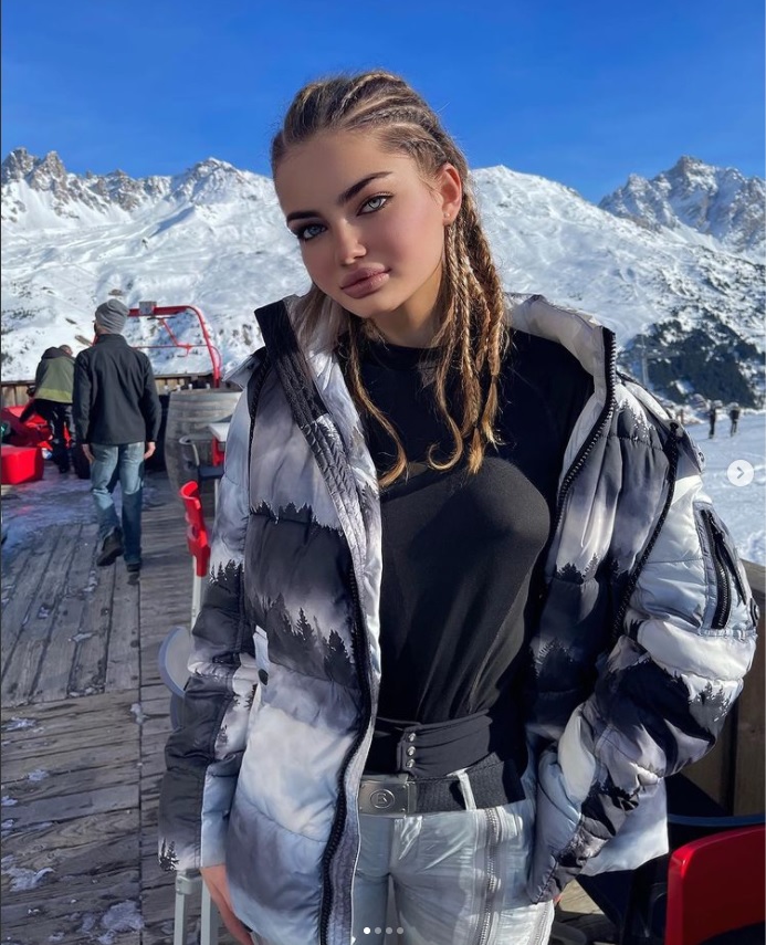 Ioana Boureanu a făcut senzaţie lângă pârtia de schi