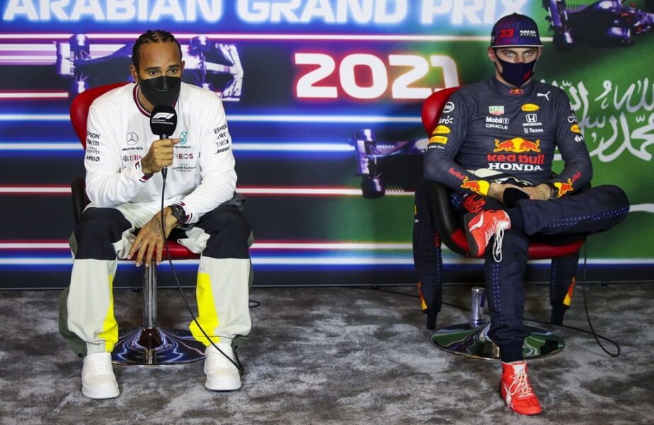 Lewis Hamilton a câştigat Marele Premiu al Arabiei Saudite, după o cursă nebună. Verstappen a terminat pe locul 2, iar titlul mondial se va decide în ultima etapă. Cei doi piloţi sunt la egalitate de puncte