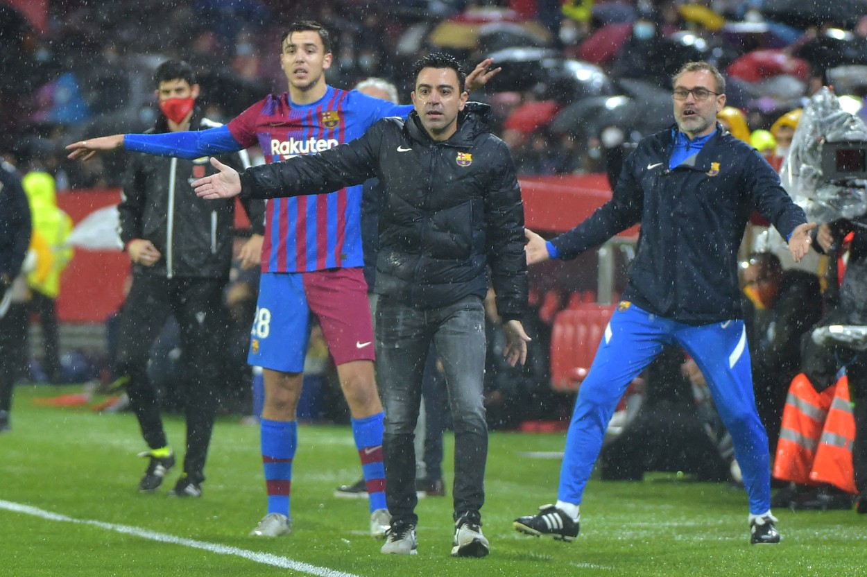 FC Barcelona, lovită din plin de COVID-19! Xavi mai poate conta pe doar 10 jucători, dintre care 3 sunt portari. Și Atletico Madrid are mari probleme!