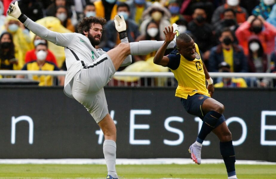 Meci nebun între Brazilia și Ecuador! Alisson a văzut de două ori cartonașul roșu și a terminat partida în teren. Un jucător de la Atletico Madrid a fost umplut de sânge