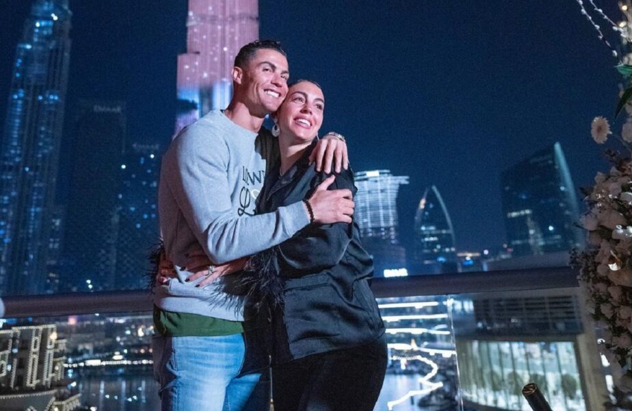 Cristiano Ronaldo, cadou special pentru Georgina Rodriguez. Mesajul transmis logodnicei s-a văzut în tot Dubaiul. Imaginile fabuloase s-au viralizat imediat!