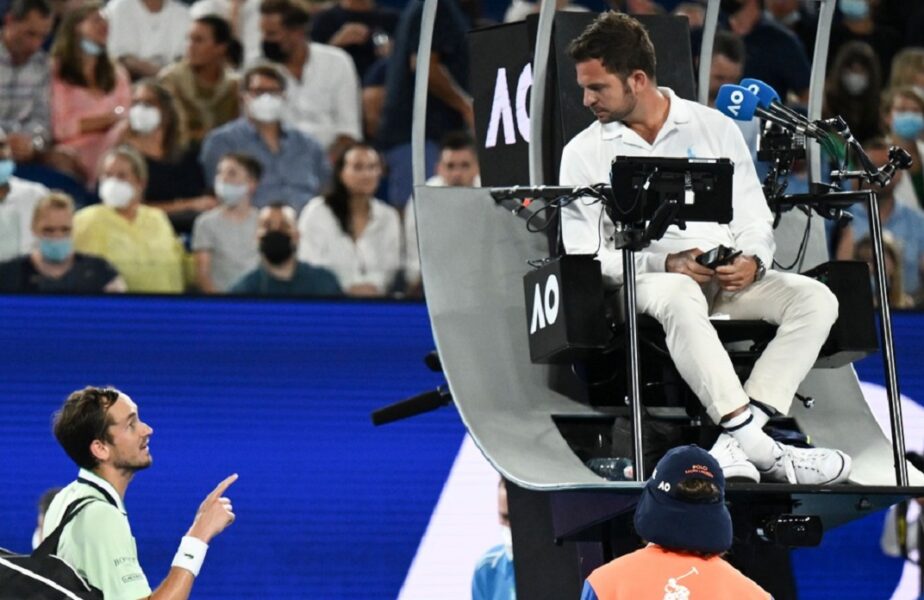 Daniil Medvedev, criză de nervi în semifinala cu Stefanos Tsitsipas