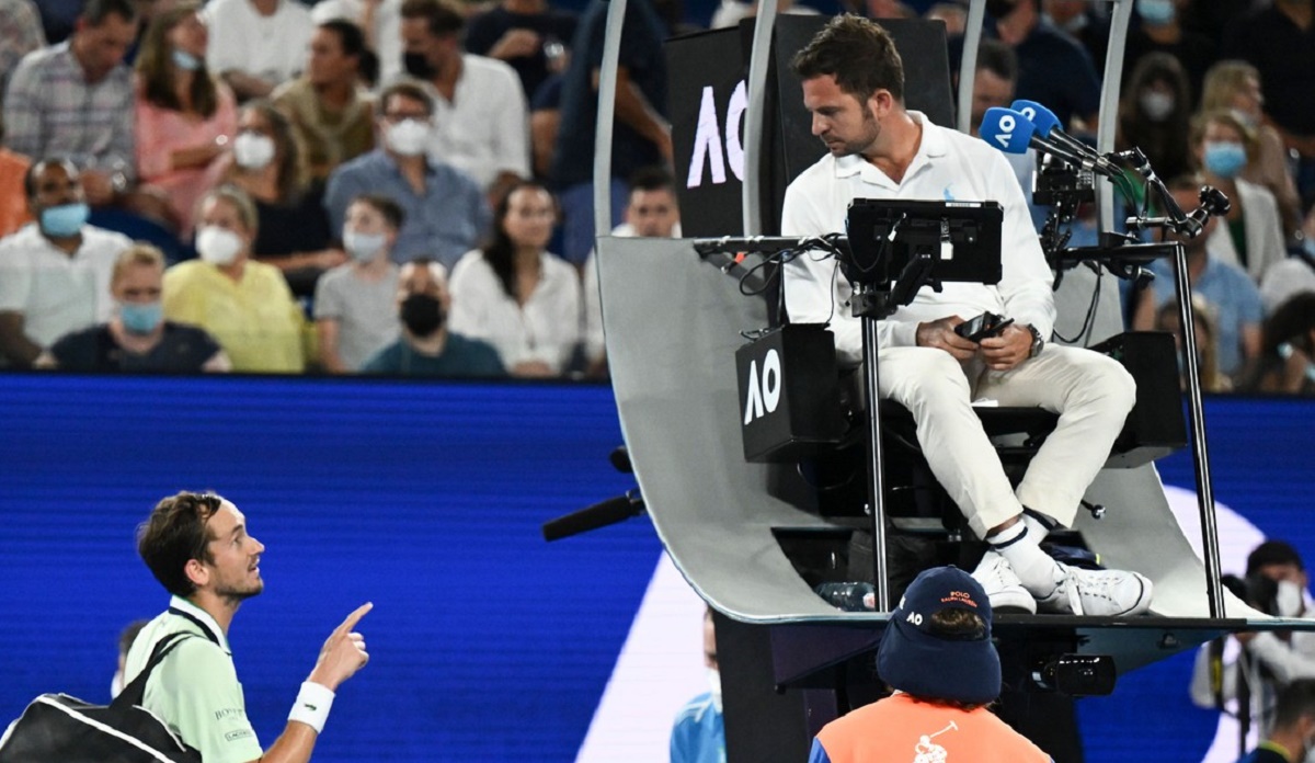 Australian Open 2022 | „Eşti prost? Uită-te la mine când îţi vorbesc! Daniil Medvedev, criză de nervi în semifinala cu Stefanos Tsitsipas. Rusul l-a făcut praf de arbitrul de scaun