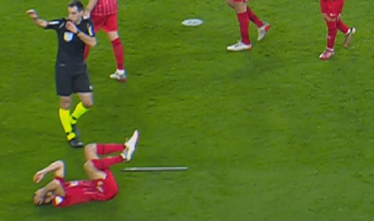 Haos în derby-ul Betis – Sevilla! Un jucător a fost lovit cu o bară de metal aruncată din tribune. Arbitrul a suspendat meciul