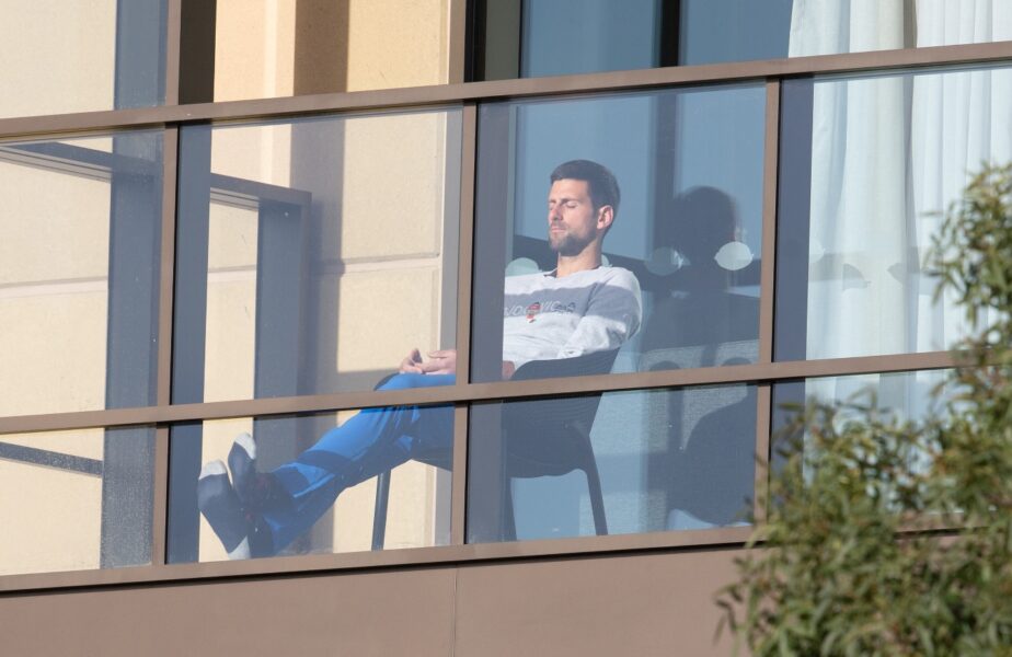 Prima apariţie a lui Novak Djokovic după scandalul uriaş din Australia! Fanii s-au strâns deja la hotelul unde este cazat