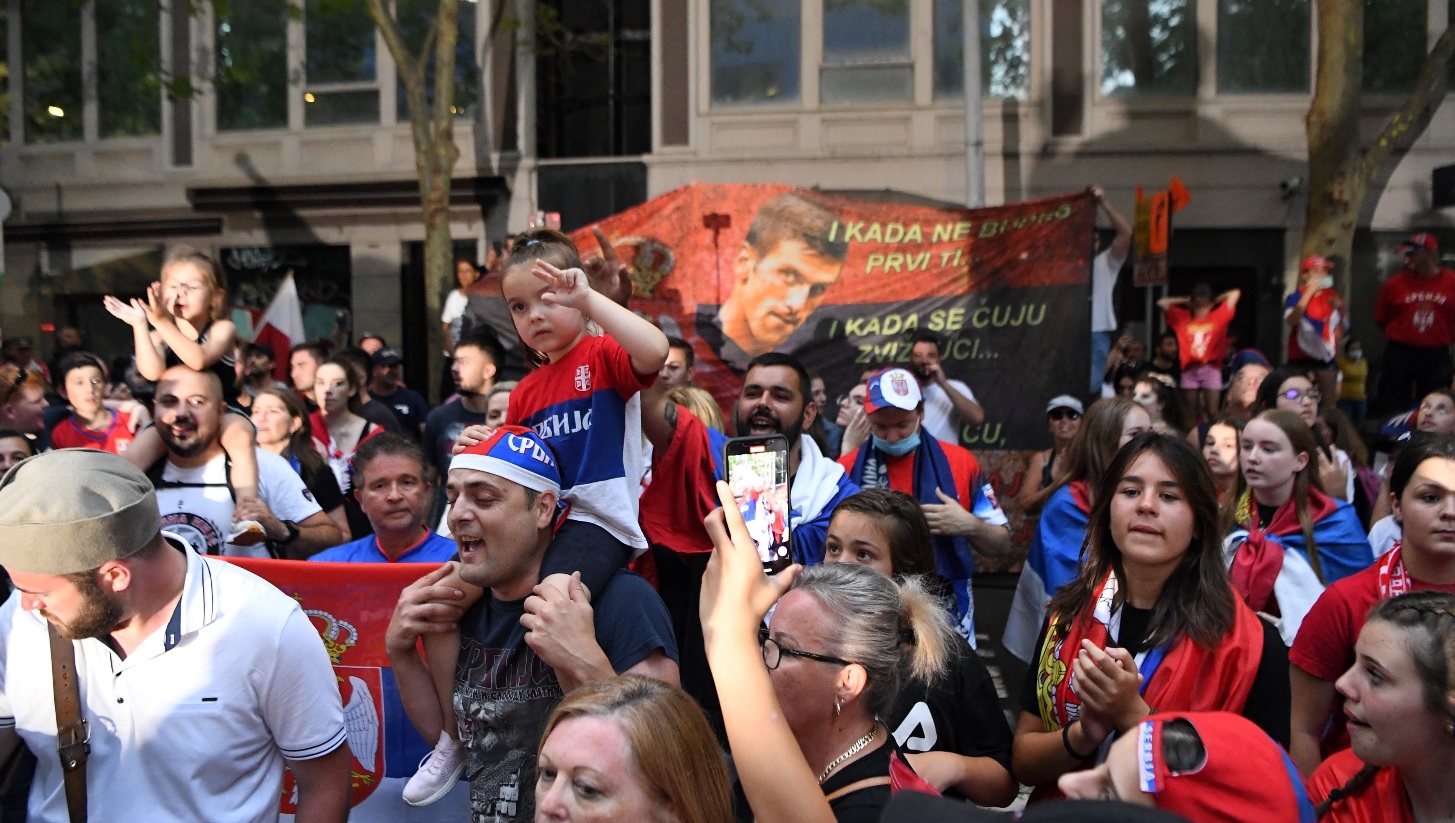 Fanii lui Novak Djokovic, probleme cu poliţia din Melbourne. Spray-uri lacrimogene după ce a apărut informaţia că Nole ar fi fost din nou arestat