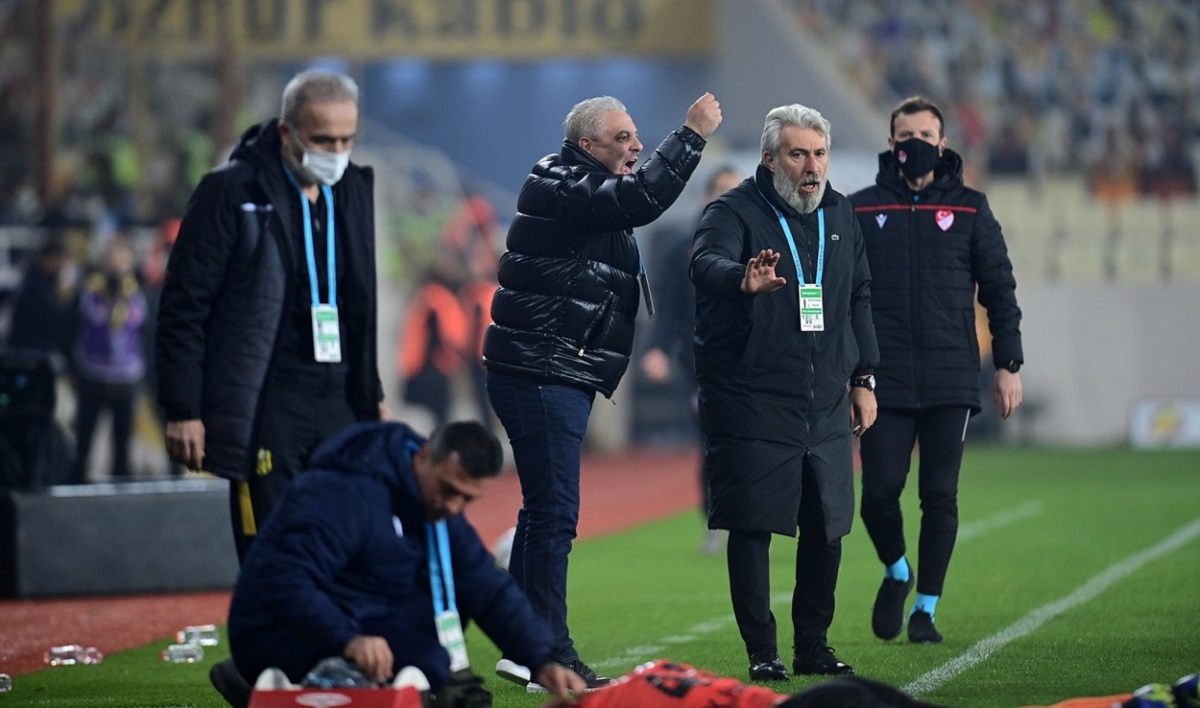 Meciul echipei lui Marius Șumudică s-a amânat! Gaziantep – Malatyaspor s-a întrerupt la pauză, după ce terenul a fost acoperit cu zăpadă. Antrenorul român a făcut scandal şi a fost eliminat