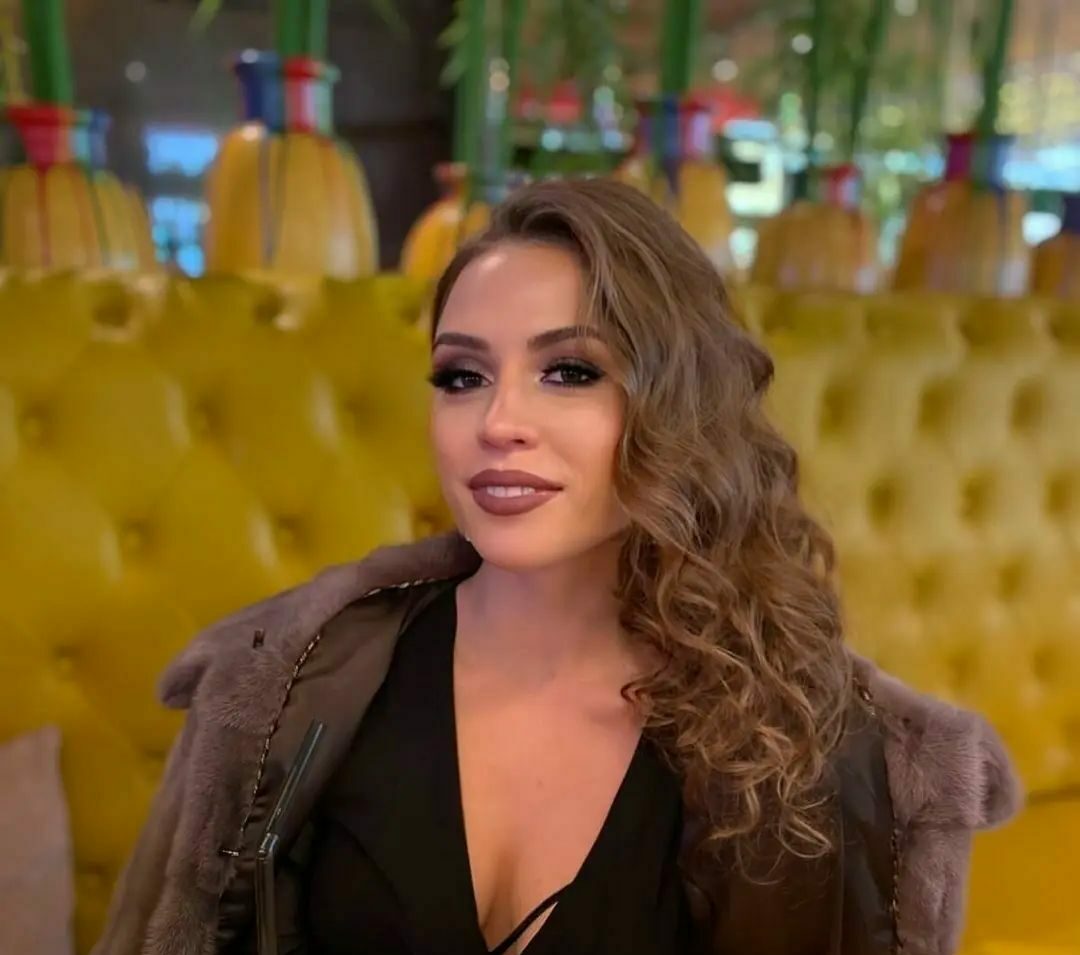 Cât de frumoasă este Aleksandra Stepakova, tânăra care s-a luptat cu un bărbat de 240 de kilograme şi pe care l-a învins. Lupta dintre cei doi a devenit virală