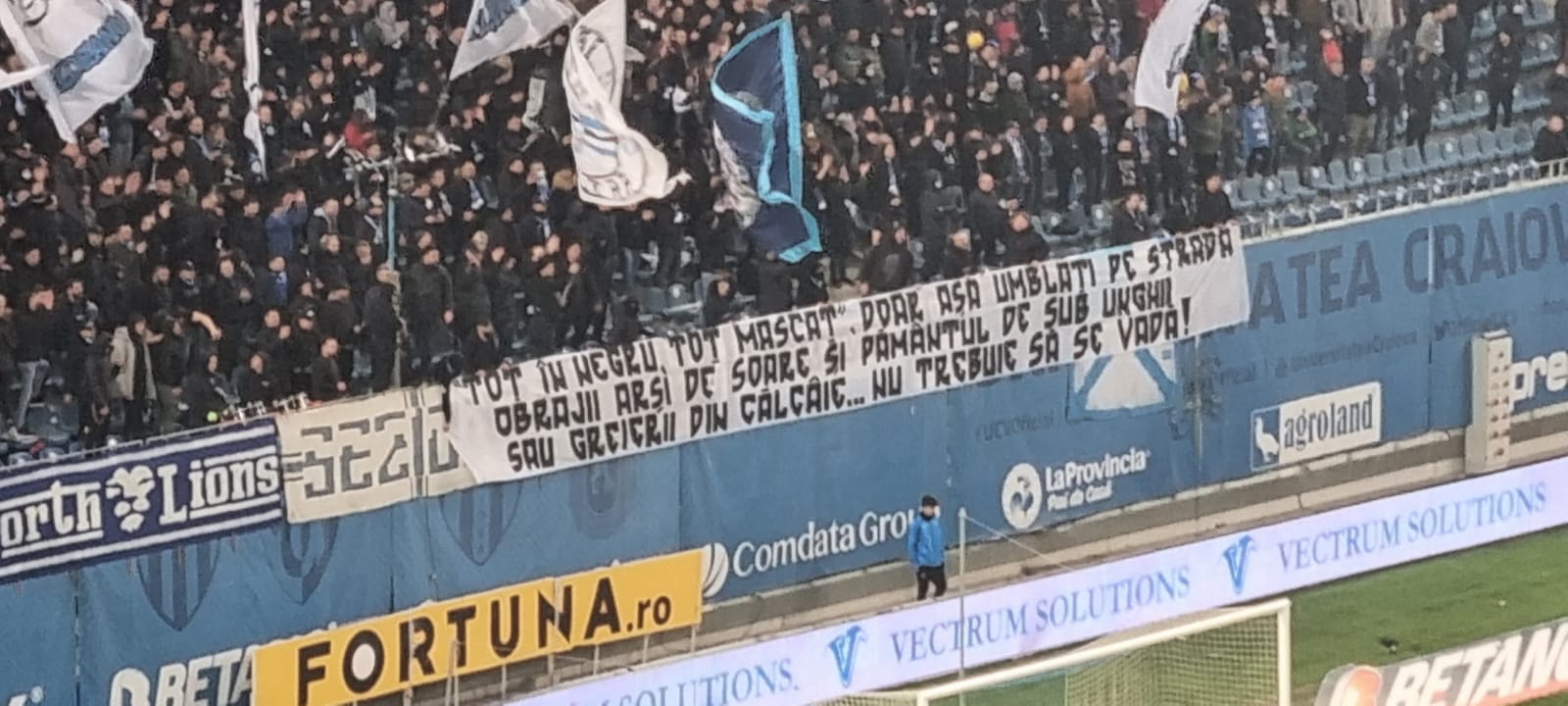 CSU Craiova – FCU Craiova | Ironie maximă în tribune! Ce bannere au afişat ultraşii celor două rivale: „Obrajii arşi de soare şi pământul de sub unghii nu trebuie să se vadă!