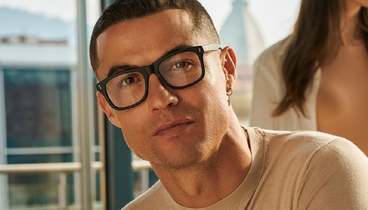 Cristiano Ronaldo poartă ochelari