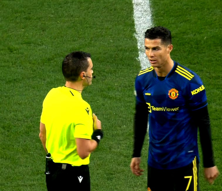 Ovidiu Haţegan l-a enervat pe Cristiano Ronaldo în Atletico Madrid – Manchester United. A refuzat să dea un cartonaş galben la comanda starului portughez. Românul, martorul unei ocazii uluitoare
