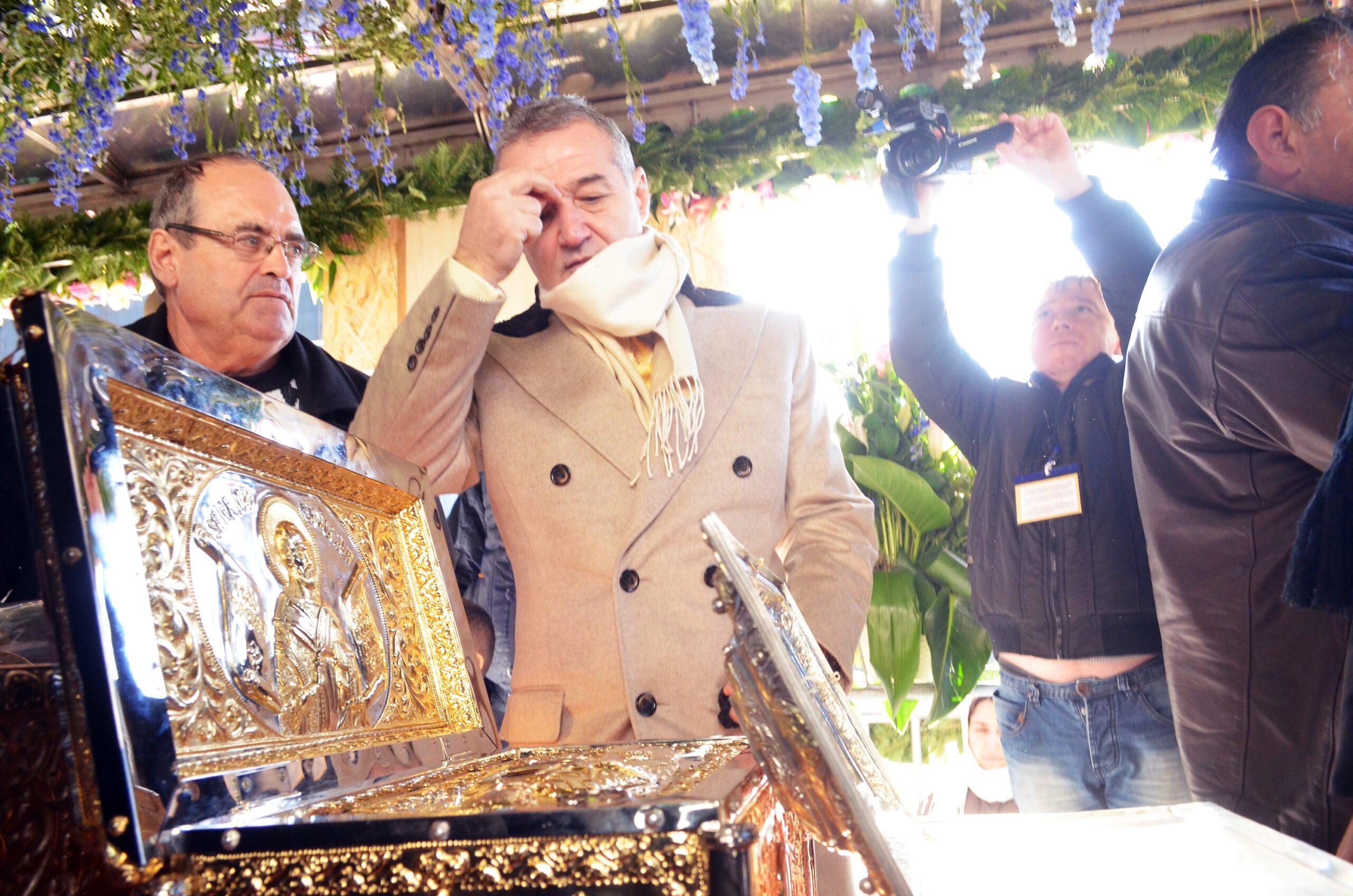 Gheorghe Becali,finantatorul echipei de fotbal Steaua Bucuresti, se roaga la moastele Sfintei Cuvioase Parascheva in curtea Catedralei Mitropolitane din Iasi, miercuri, 14 octombrie 2015. LIVIU CHIRICA / MEDIAFAX FOTO