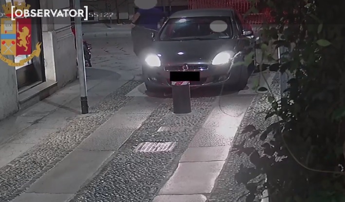 Au furat un Porsche 911 în 64 de secunde chiar în centrul oraşului Milano. Unul dintre hoți a fost trădat de fizic