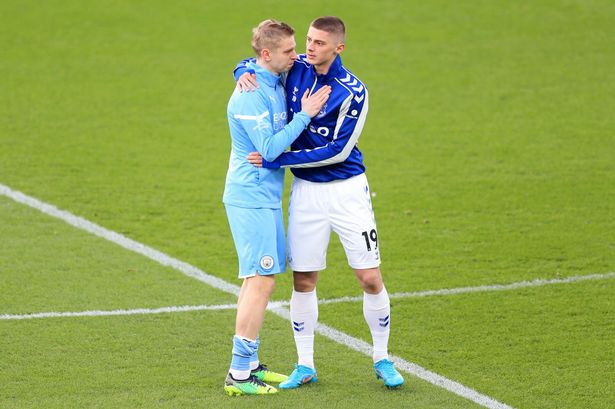 Rusia a invadat Ucraina | Imagini sfâșietoare! Ucrainenii Mykolenko și Zinchenko s-au îmbrățișat în lacrimi pe teren. Mesajul afișat de jucătorii lui Everton și Manchester City
