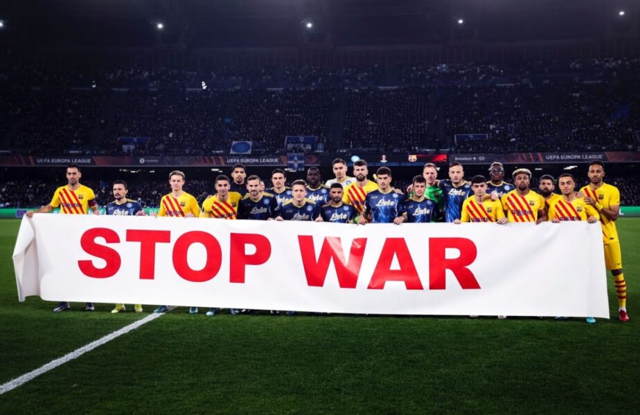 Napoli și FC Barcelona, protest anti-război! UEFA a boicotat mesajul, iar suporterii au răbufnit: ”Se implică de partea greșită a conflictului!”