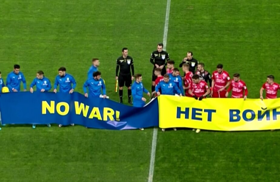 „Nu războiului!” Banner-ul afișat de jucători în Universitatea Craiova – Chindia Târgoviște, după ce Rusia a invadat Ucraina