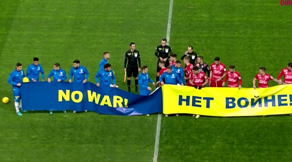 „Nu războiului! Banner-ul afișat de jucători în Universitatea Craiova – Chindia Târgoviște, după ce Rusia a invadat Ucraina