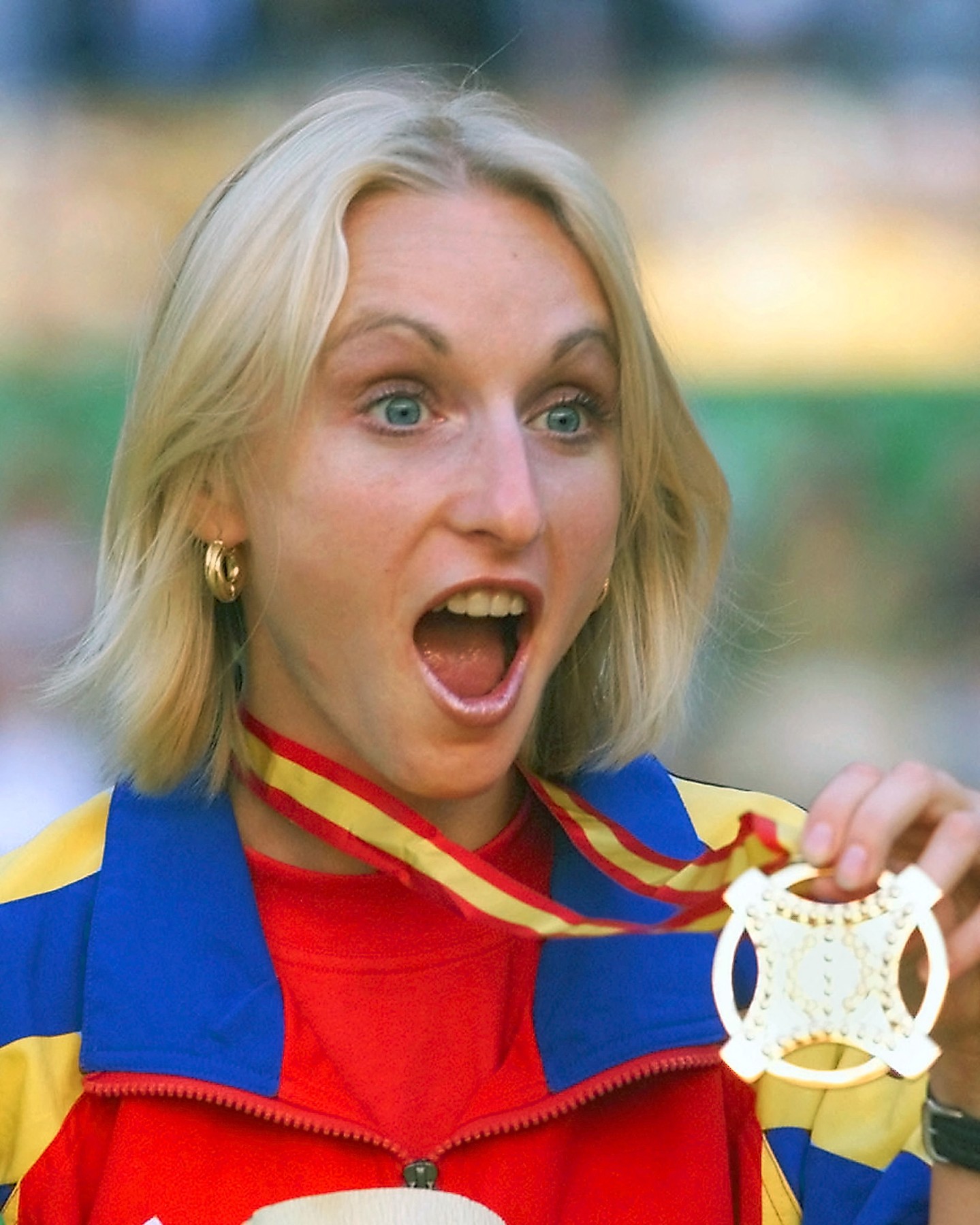 Romanian 5,000m world champion Gabriela Szabo of Romania displays her gold medal during the victory ceremony at the World Athletics Championships in Seville 28 August 1999. (ELECTRONIC IMAGE),Image: 17447815, License: Rights-managed, Restrictions: , Model Release: no, Credit line: Profimedia