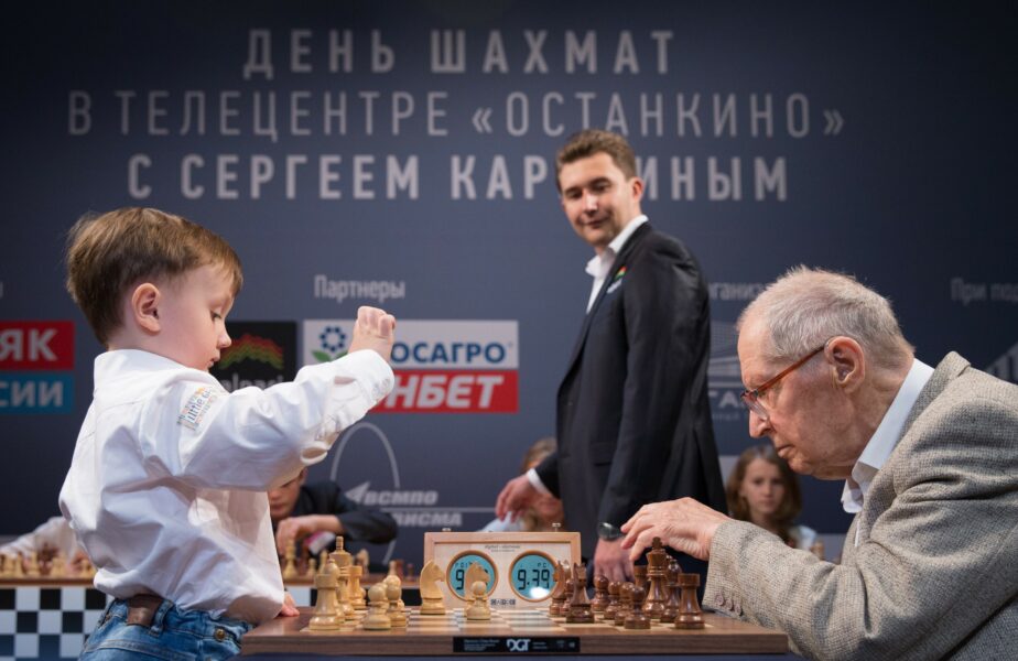 Minţi sclipitoare. Uimitoarea poveste a meciului de şah dintre un centenar şi un copil de 4 ani. Maestrul Averbakh a ajuns la 100 de ani