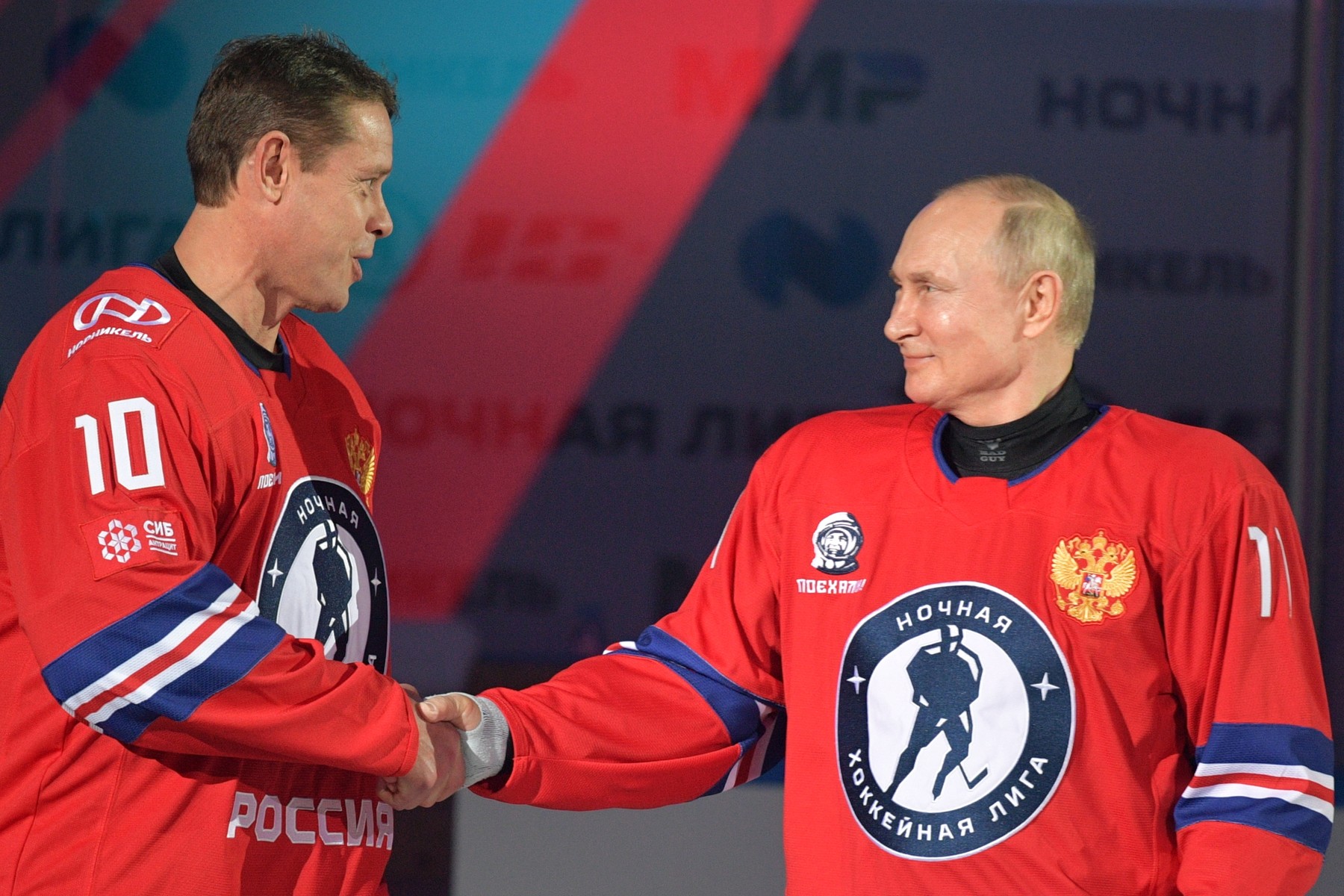 6541101 10.05.2021 President of the World Legends Hockey League Pavel Bure, right, and Russian President Vladimir Putin, as a member of the 