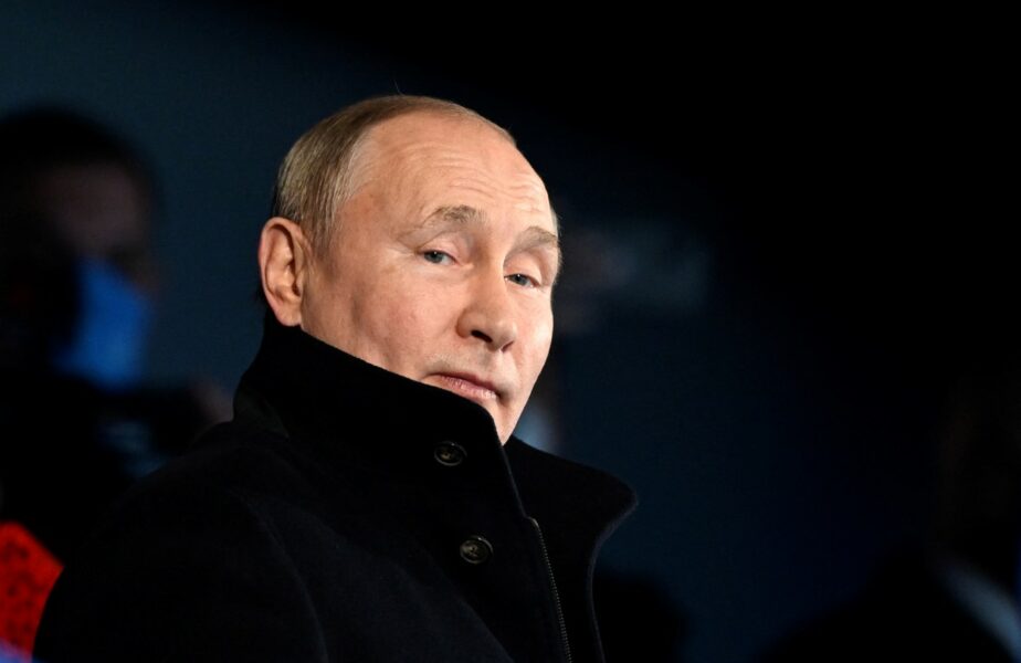 Imagini virale cu Vladimir Putin la ceremonia de deschidere a Jocurilor Olimpice de iarnă! Pare că l-a luat somnul și s-a trezit când delegația Ucrainei defila