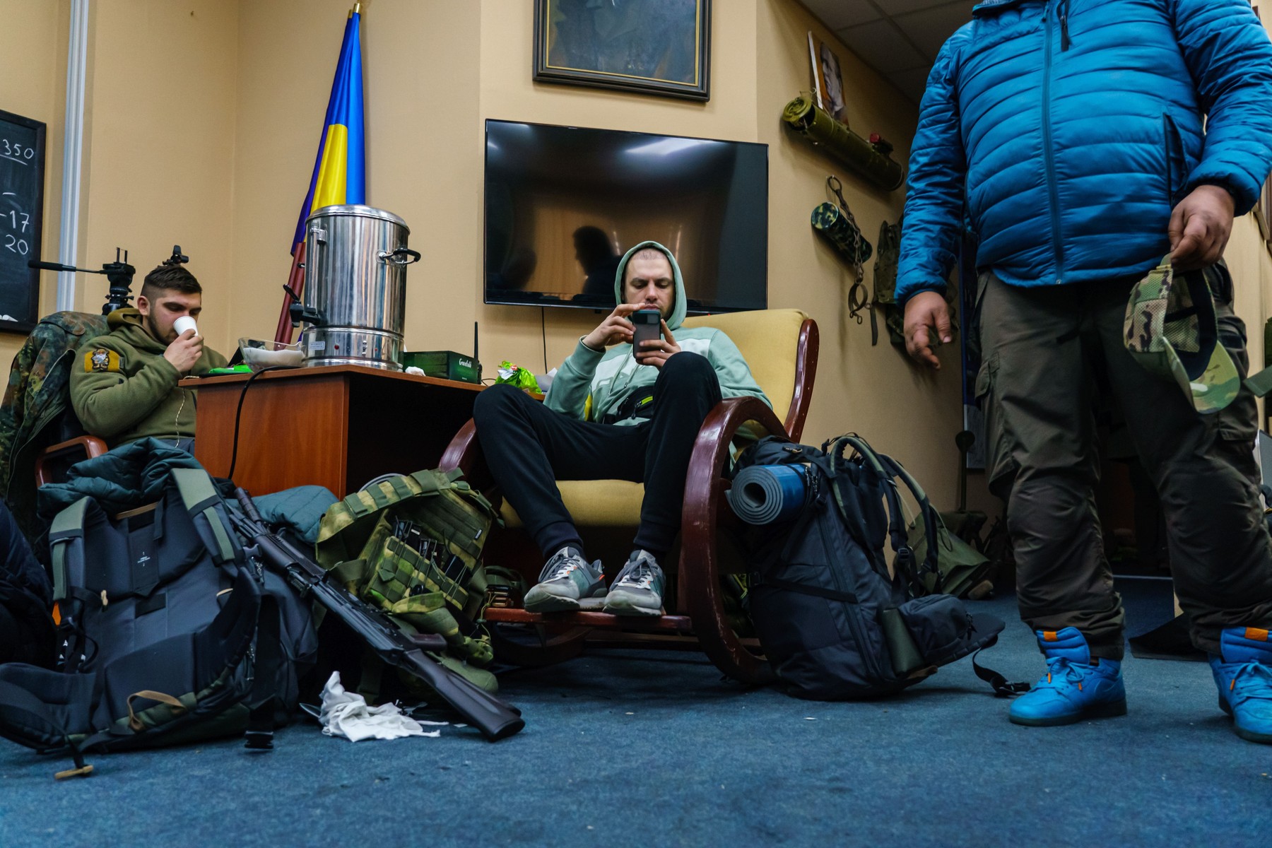 Volunteers from the Territorial Defense Units gather in an outpost to collect weapons, train and get their assignments in Kyiv, Ukraine, Saturday, Feb. 26, 2022. (MARCUS YAM / LOS ANGELES TIMES)
UKRAINE RUSSIA CRISIS, Kyiv, Kyiv Oblast, Ukraine - 26 Feb 2022,Image: 665267591, License: Rights-managed, Restrictions: , Model Release: no, Credit line: Profimedia