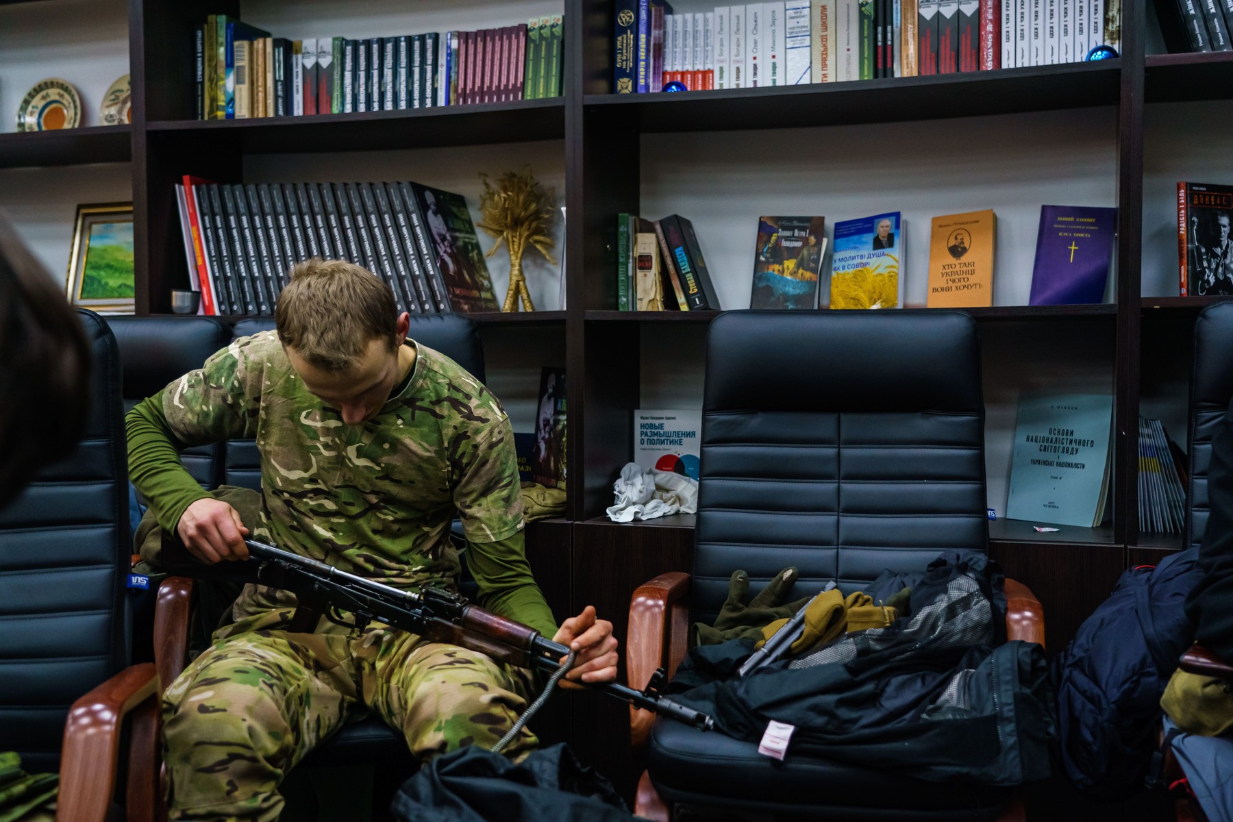 Volunteers from the Territorial Defense Units gather in an outpost to collect weapons, train and get their assignments in Kyiv, Ukraine, Saturday, Feb. 26, 2022. (MARCUS YAM / LOS ANGELES TIMES)
UKRAINE RUSSIA CRISIS, Kyiv, Kyiv Oblast, Ukraine - 26 Feb 2022,Image: 665267680, License: Rights-managed, Restrictions: , Model Release: no, Credit line: Profimedia