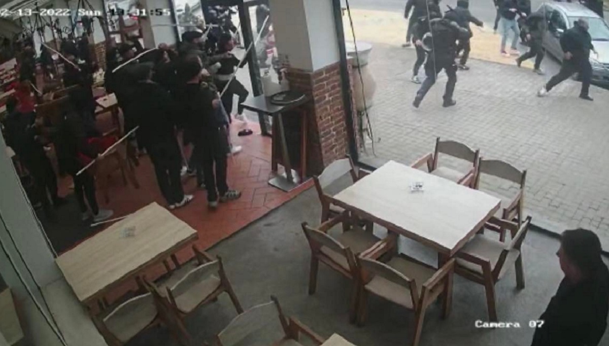 Scandal de proporții înainte de UTA – Dinamo. Ultrașii s-au bătut cu bâte și scaune în fața unui restaurant din Arad. Imaginile surprinse de camerele de supraveghere