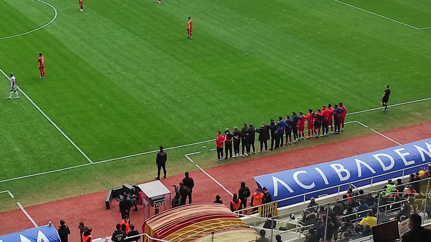 Scene incredibile la Malatyaspor – Antalyaspor! Foștii jucători ai lui Marius Șumudică au protestat din cauza restanțelor salariale. Gest nemaivăzut în Turcia