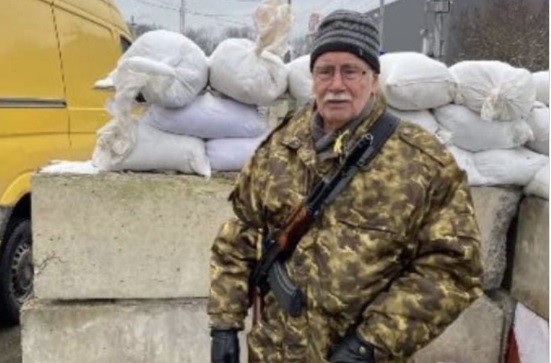 Imagine memorabilă din Ucraina: cine este bărbatul de 83 de ani care îşi apără ţara în faţa invaziei lui Vladimir Putin