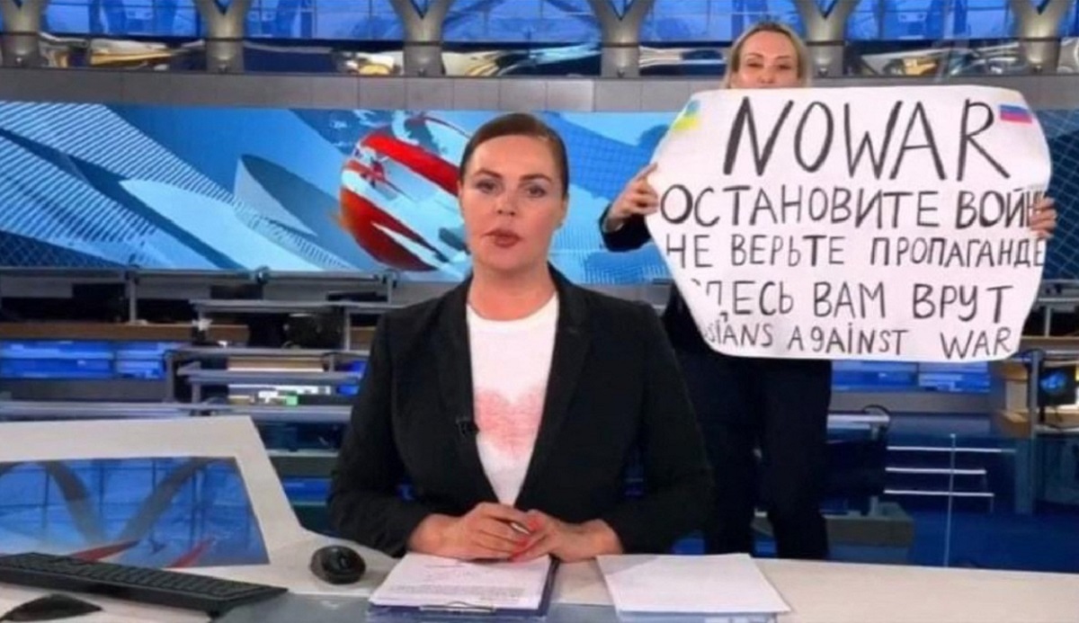 Ce a păţit Marina Ovsyannikova după ce a intrat cu o pancartă anti-război, în direct, la o televiziune din Rusia