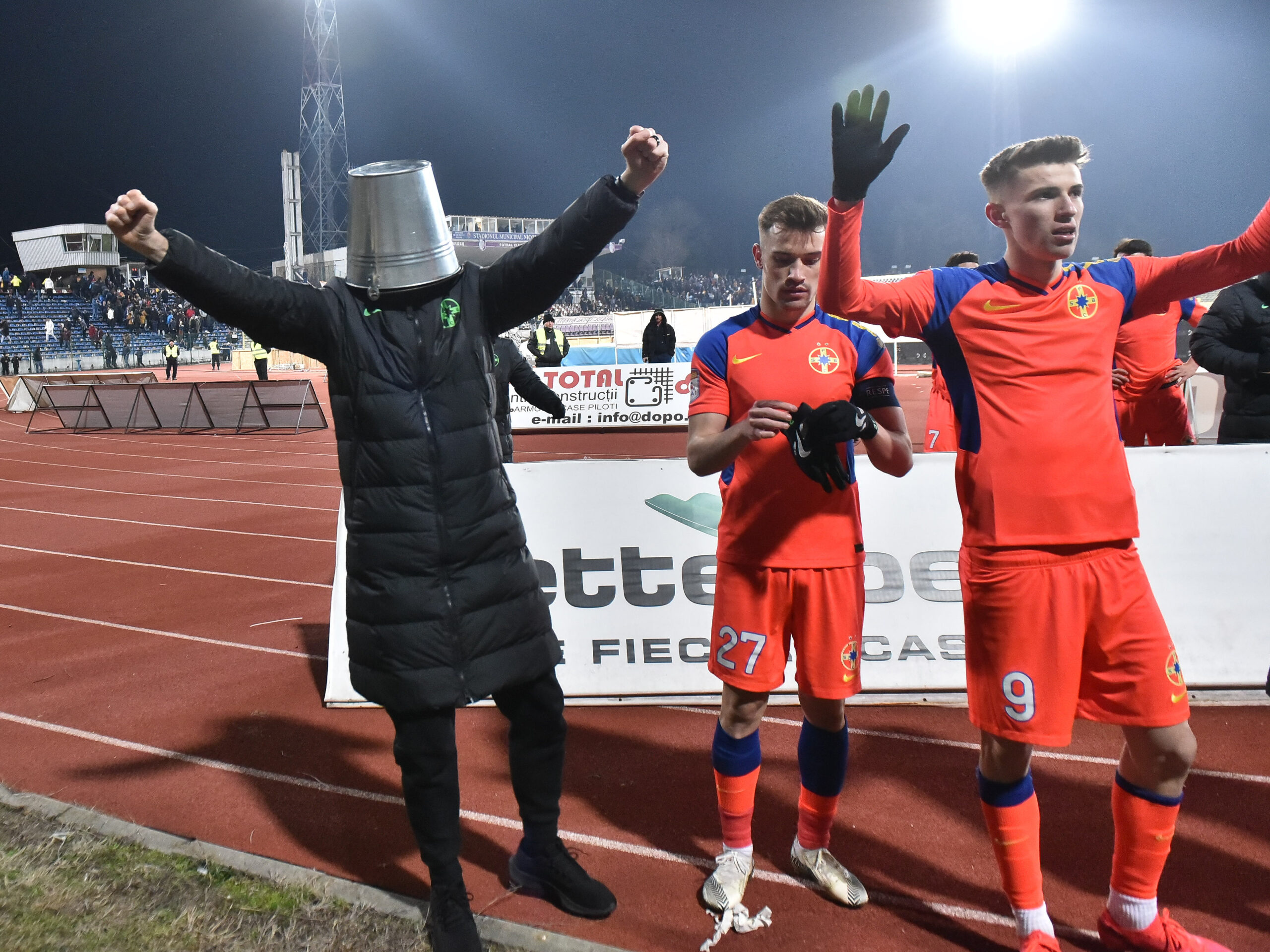 Uluitor! Mihai Stoica a oferit imaginea zilei după FC Argeș – FCSB 2-3. Managerul general al roş-albaştrilor a sărbătorit victoria din minutul 90+4 cu o găleată în cap!