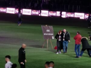 Un fan şi-a cerut iubita în căsătorie la inaugurarea noului stadion al Rapidului