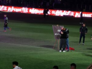 Un fan şi-a cerut iubita în căsătorie la inaugurarea noului stadion al Rapidului