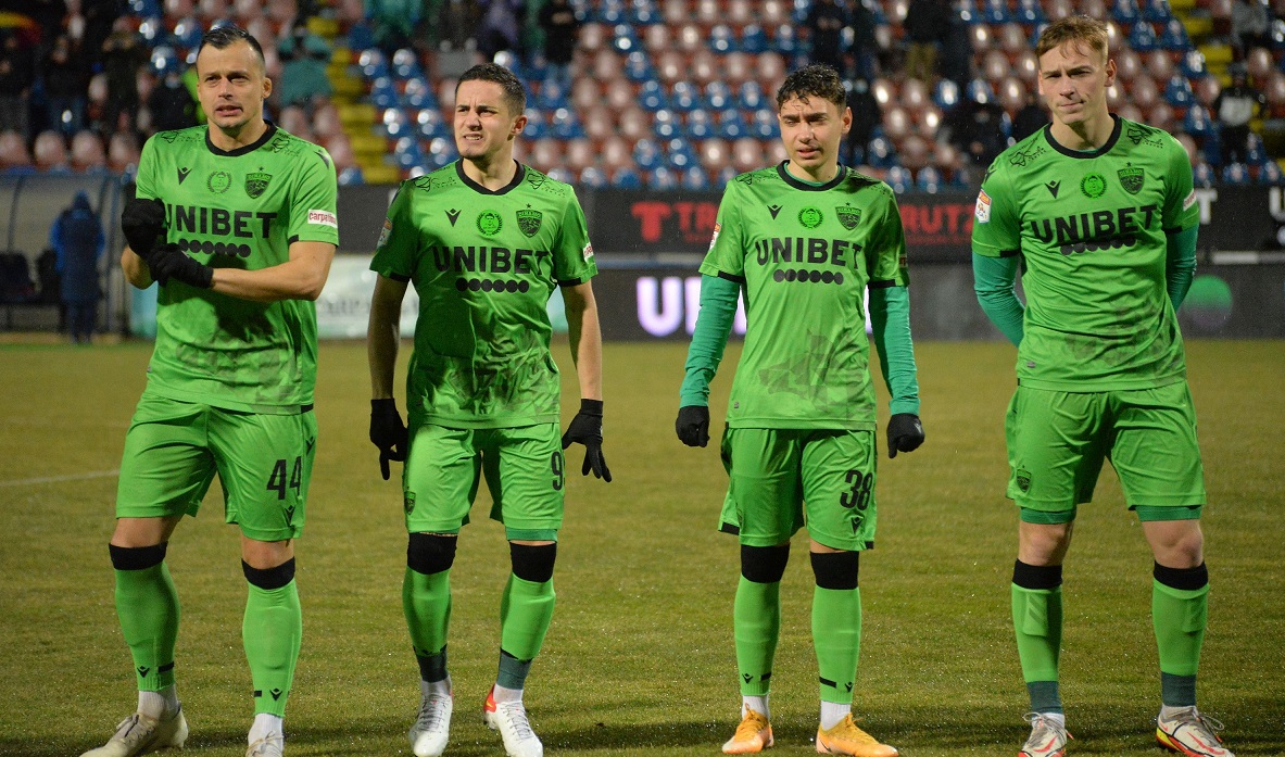Jucătorii lui Dinamo, în timpul unui meci din Liga 1