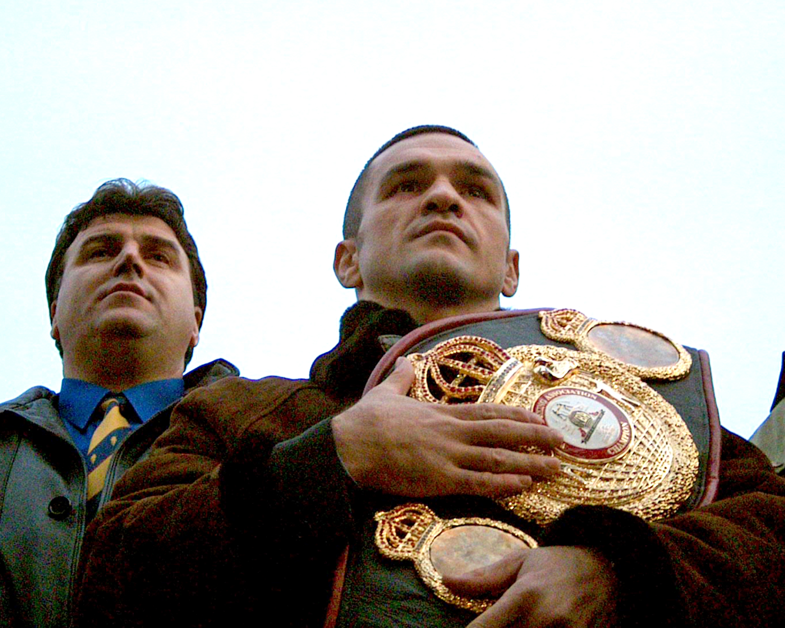 Leonard Doroftei, campion mondial profesionist la categoria semi-usoara a versiunii WBA, isi prezinta centura, duminica 20 ianuarie 2002, la sosirea pe aeroportul Henry Coanda din Bucuresti.