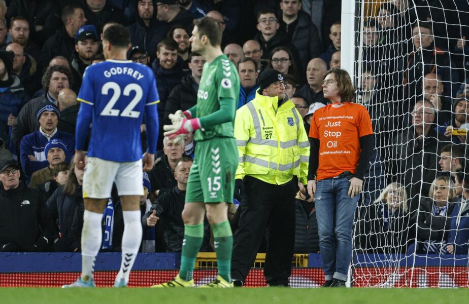Scene uluitoare în Premier League! Un suporter și-a prins gâtul de bară în timpul meciului Everton – Newcastle. Care e motivul din spatele deciziei