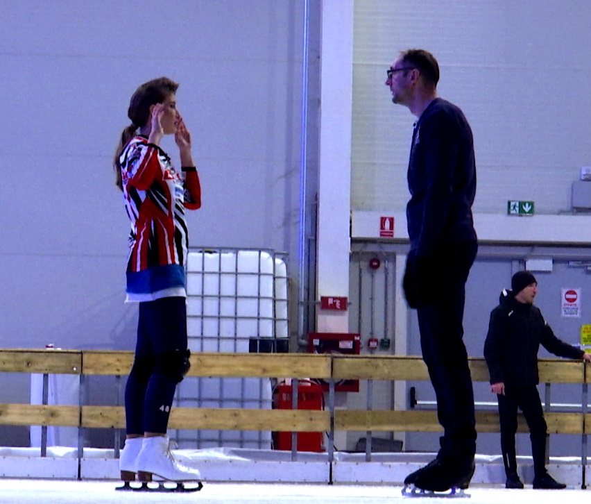 Ce s-a întâmplat înainte ca Iulia Albu şi partenerul său să părăsească Dancing on Ice-Vis în Doi. Super-show-ul continuă sâmbătă, de la ora 20:00, în direct la Antena 1