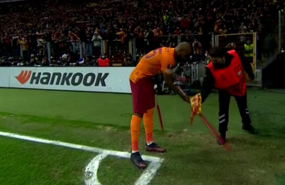 Marcao, bucurie nebună după golul marcat în Galatasaray – Barcelona, din pasa lui Cicâldău. A distrus fanionul de la colţul terenului, după ce l-a „luat la şuturi”