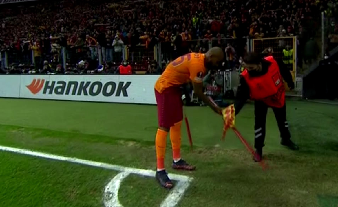 Marcao, bucurie nebună după golul marcat în Galatasaray – Barcelona, din pasa lui Cicâldău. A distrus fanionul de la colţul terenului, după ce l-a „luat la şuturi