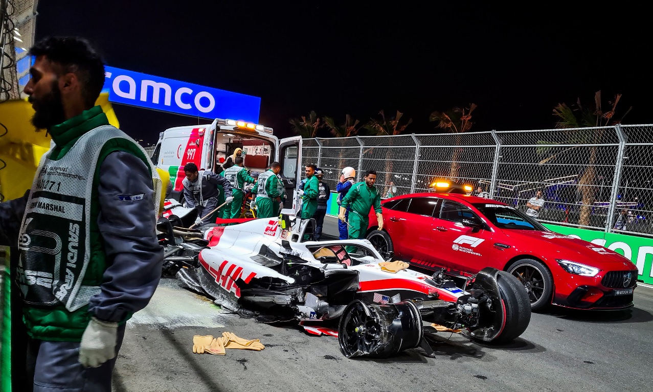 Mick Schumacher, accident teribil la Marele Premiu al Arabiei Saudite! Maşina i s-a făcut praf la 270 km/h. Fiul lui Michael Schumacher, luat cu ambulanţa de pe pistă