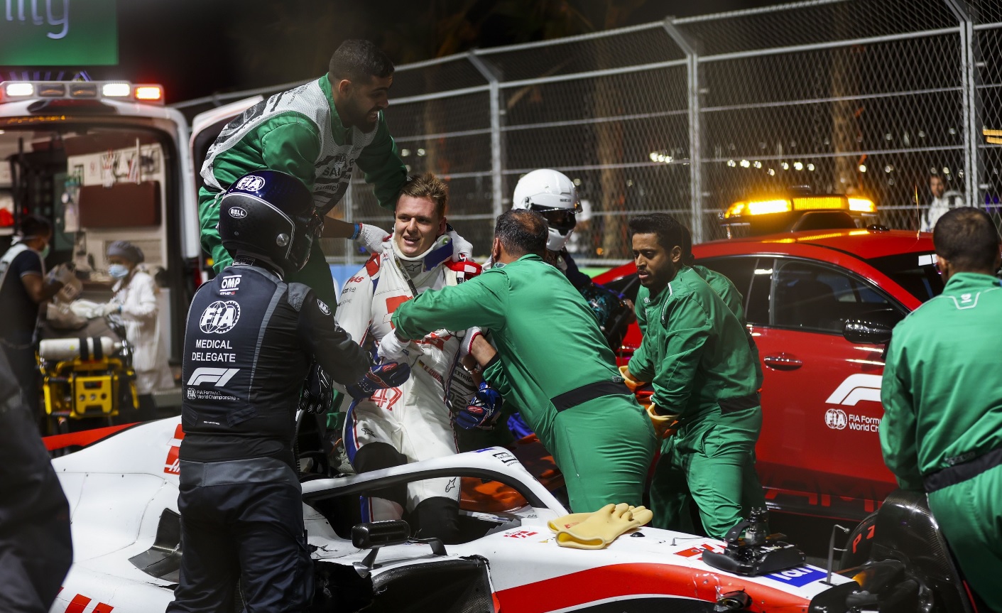 Mick Schumacher, accident teribil în Arabia Saudită! Primele informaţii din partea echipei sale. „Medicii vor să i se facă investigaţii. Maşina este distrusă complet