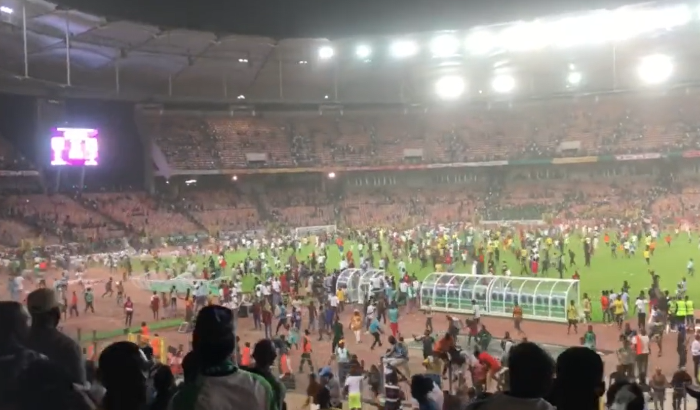 Nigeria a ratat calificarea la Cupa Mondială, iar fanii au înnebunit! Sute de oameni au pătruns pe teren și au distrus tot ce le-a ieșit în cale! Scene ireale