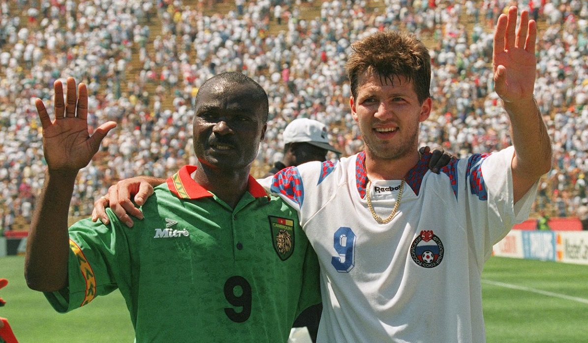 Oleg Salenko, alături de Roger Milla, în meciul Rusia - Camerun 6-1, de la Campionatul Mondial din 1994