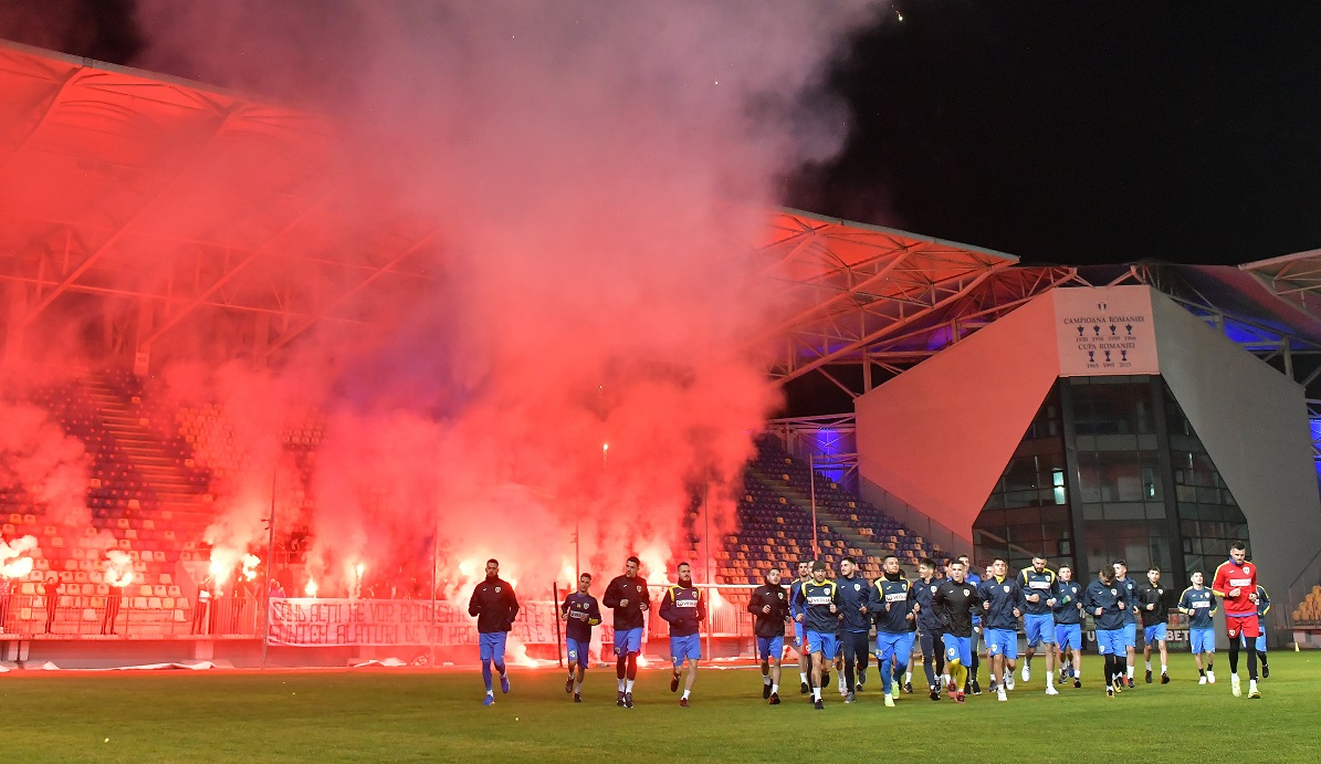 Imagini incredibile de la derby-ul Petrolul – „U Cluj 0-0! Ultrașii s-au bătut ca pe maidan și au rupt gardul din afara stadionului