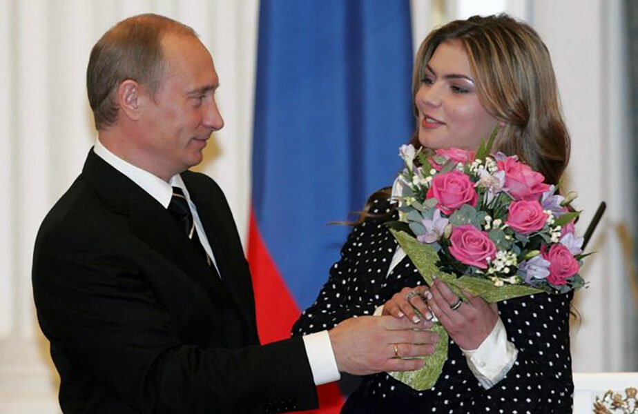 Amanta lui Vladimir Putin, într-o rochie aurie la restaurant. Câți bani câștigă femeia care ar avea o relație cu președintele Rusiei