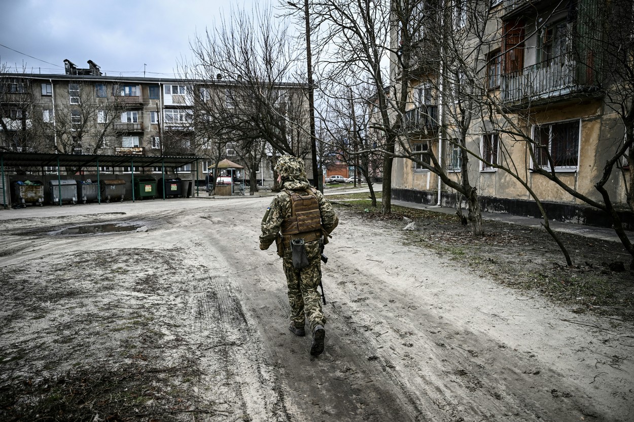 Mărturia cutremurătoare a unei ucrainence care a fost tâlhărită în propria casă! „Soldaţii ruşi cer mâncare și apă, apoi îți iau tot ce ai!