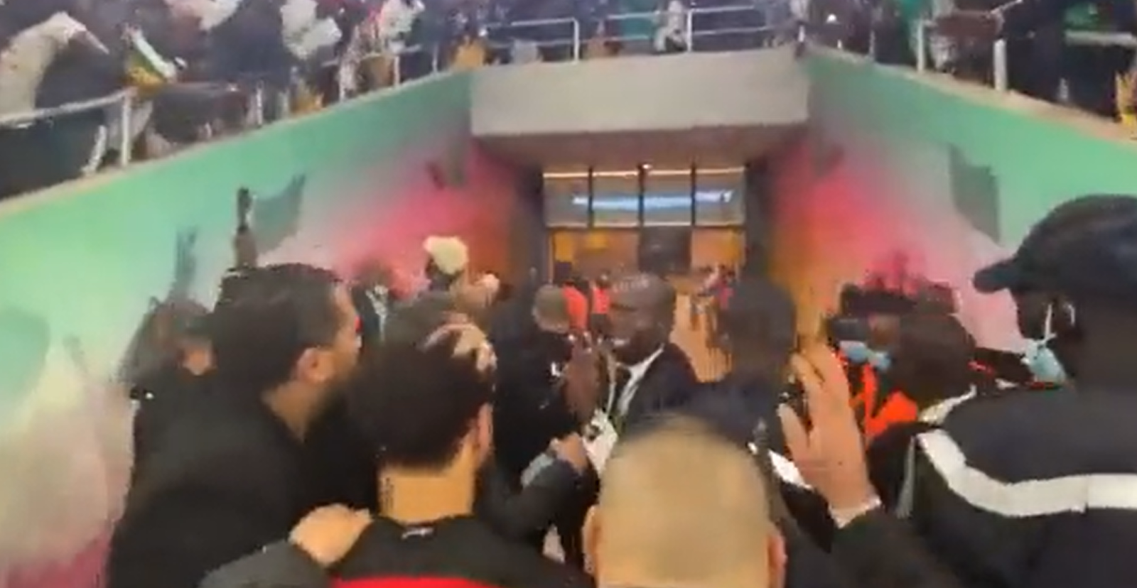 Mohamed Salah, atacat cu obiecte de fanii senegalezi! Egipteanul a fost escortat de poliție după ce a ratat calificarea la CM
