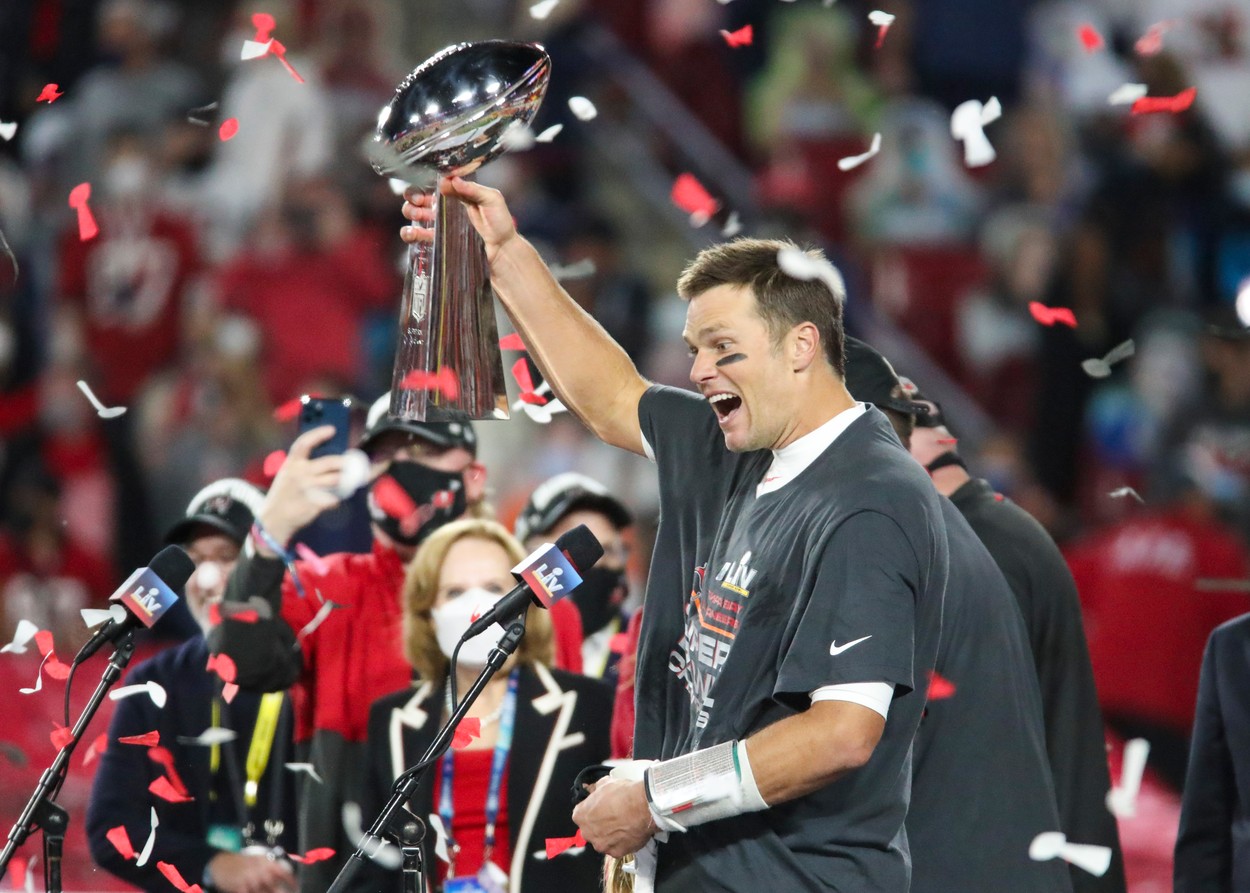 „Avem o treabă de terminat! Legendarul Tom Brady s-a răzgândit! Omul-record din NFL şi-a anunţat revenirea, la doar o lună şi jumătate de la retragere